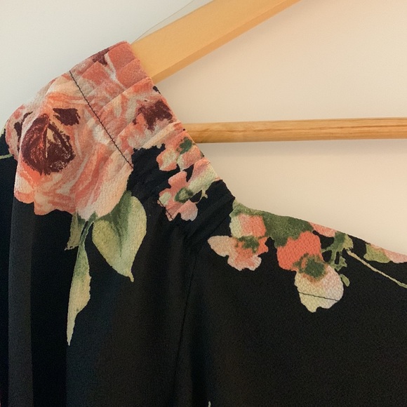 Stitch fix- Black and floral print off shoulder blouse - Picture 3 of 4
